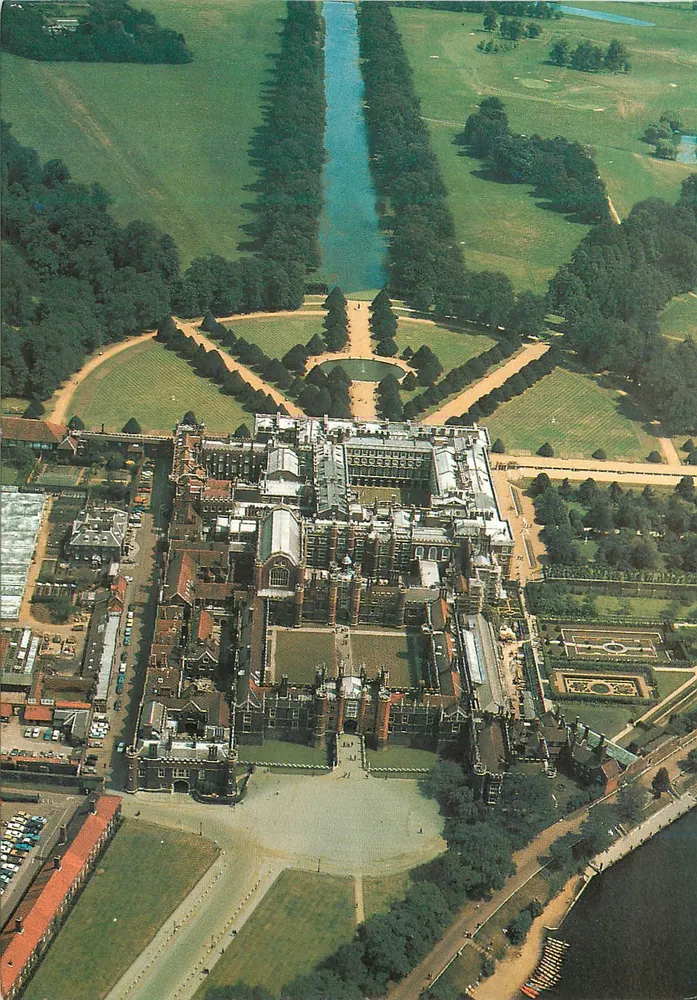 Hampton Court Palace, London — Luftbild aus nordwestlicher Richtung — Department of the Environment © Crown Copyright 1987 - Vorderseite