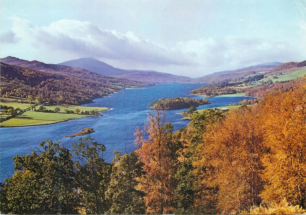 Loch Tummel — vista panorâmica de outono — Photograph supplied by C.I.I. - Frente