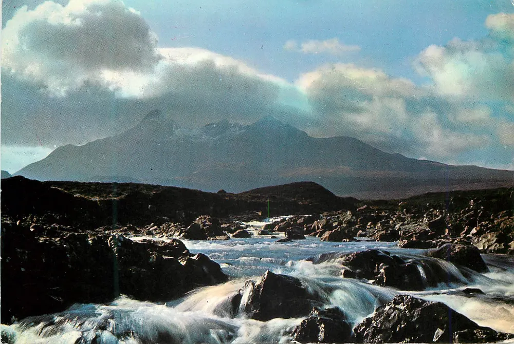 Sgurr nan Gillean and Bruach na Frithe from Sligachan Burn in the Isle of Skye — W. S. Thomson (Colour Photographs) Ltd, Edinburgh - Frente