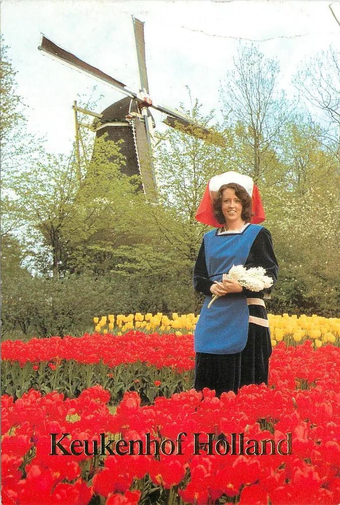 Keukenhof Holland — Frau im traditionellen niederländischen Kleid vor einem Windmühle und Tulpen - Vorderseite