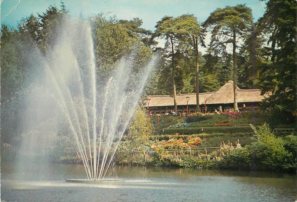 Fuente y restaurante en Apeldoorn — Berg en Bos — editor L. 1150 - Anverso