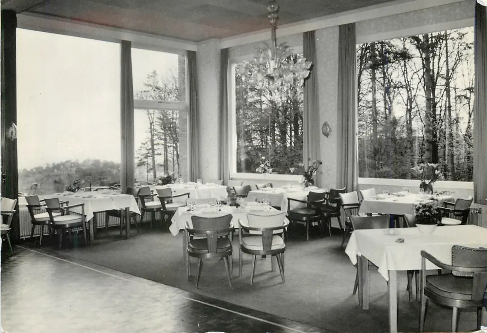 Esszimmer des Park Hotels Val-Monte — Blick in den Wald — Golden Tulip Bondes - Vorderseite
