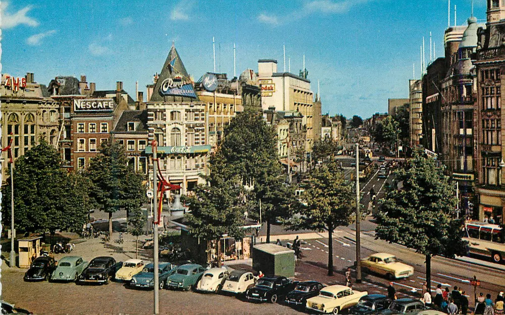 Praça central de Amsterdam — vista urbana com placas de Nescafé, Perfumes e Kodak — editor Krüger, n° 366/7 - Frente
