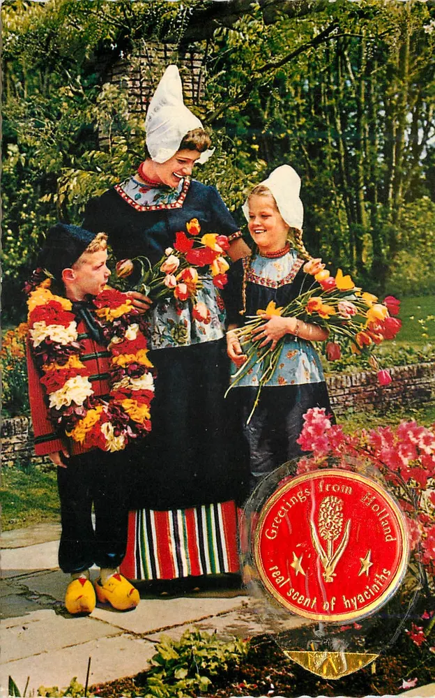 Mulheres e crianças em traje tradicional holandês — Greetings from Holland real scent of hyacinths — VITA NOVA - Frente