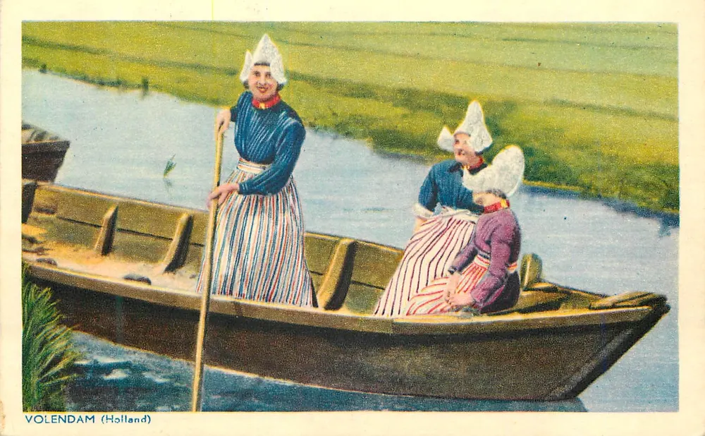 Volendam (Holanda) — mulheres em traje tradicional em um barco — editor EMNA, série J.2-51 - Frente