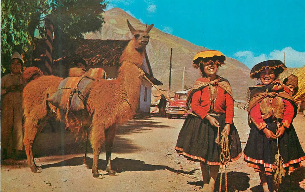 Pisaq - Peru — Einheimische Mädchen mit ihrer Llama — Mit freundlichen Grüßen von Lima - Peru - Vorderseite