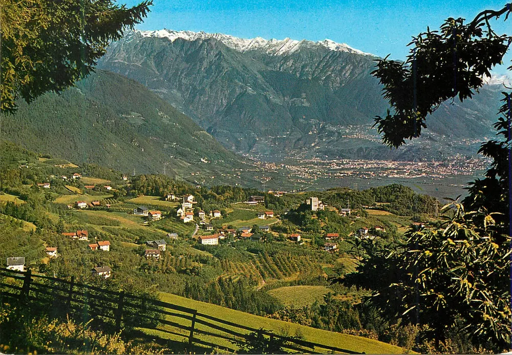 Völlan 718 m bei Meran — Panoramablick über schneebedeckte Berge — Verlag foto dieter drescher, Serie 515.3 - Vorderseite