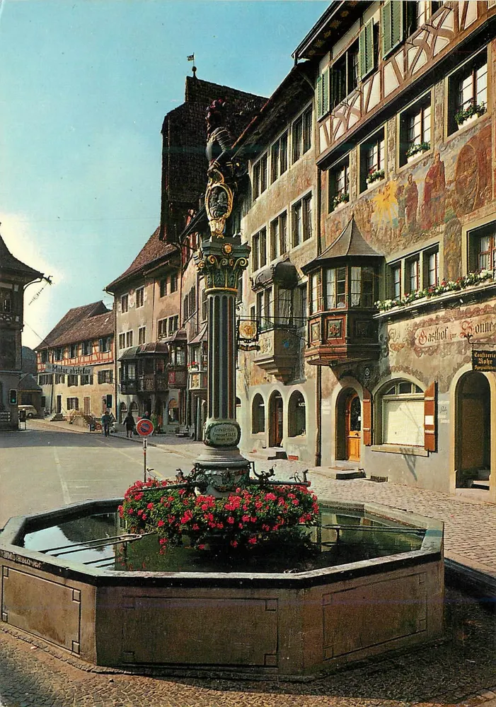 Stein am Rhein — place centrale avec fontaine et façades à colombages — E. Baumann, n°410 - Recto