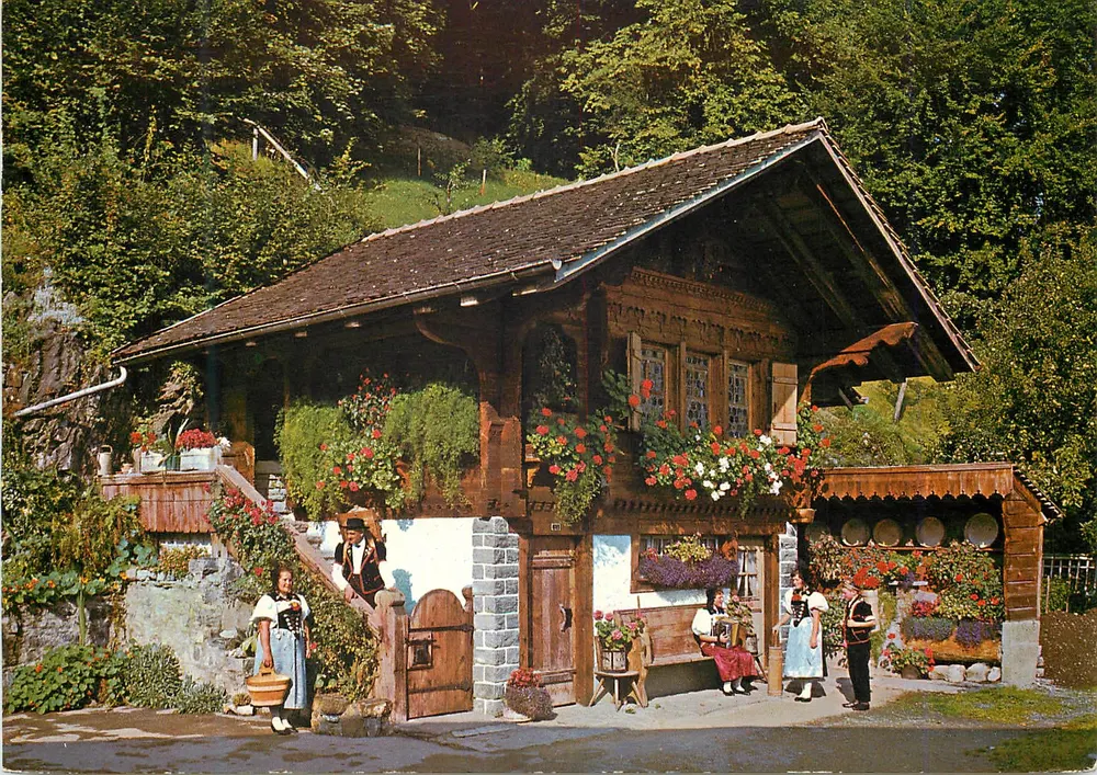 Alter Lagerhaus im Berner Oberland — mit Gruppe von Personen in traditioneller Kleidung — Editions A. Deriaz, Baulmes, Nr. 12464 - Vorderseite