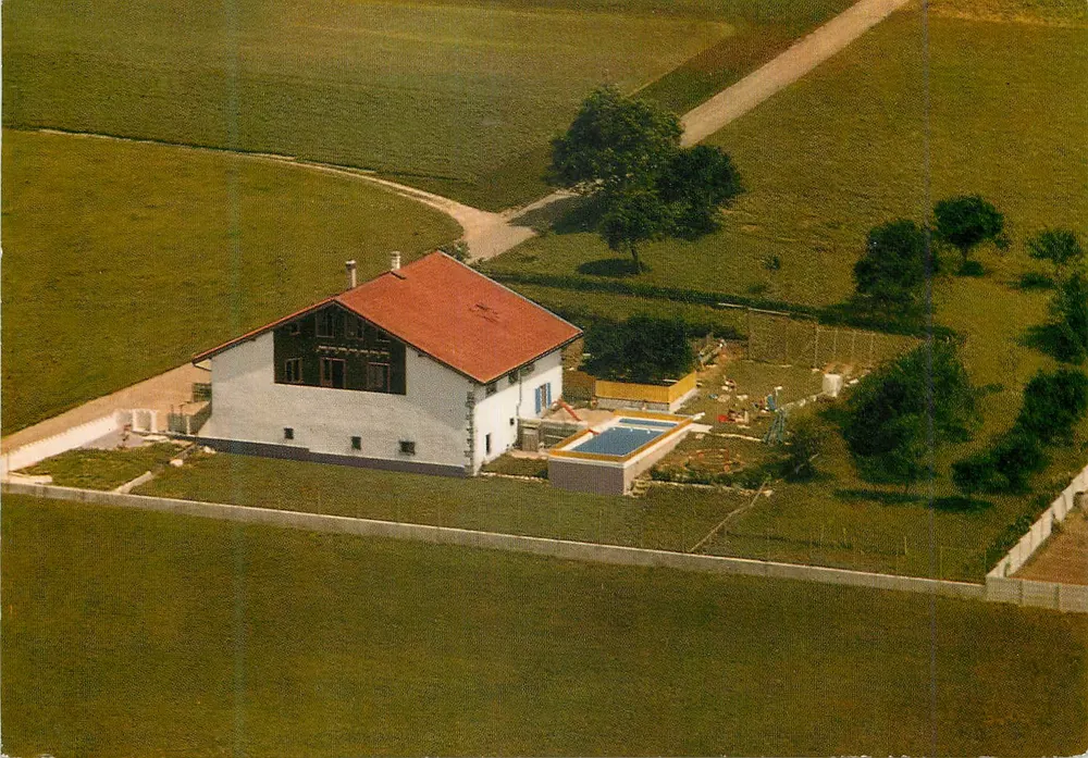 Haus mit Pool — Les Sapins, Vilar s/Neuchâtel — Scania S.A. Coïntin - Vorderseite