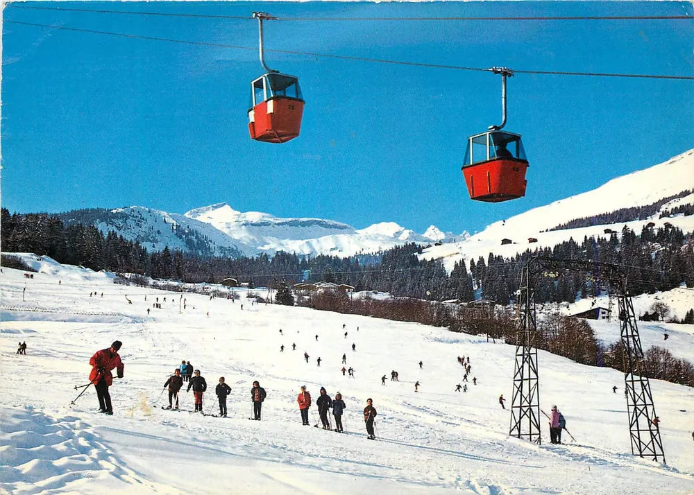 Flims, Skiliftbereich «Vein» — mit der Gondelbahn «Startgels» vor dem Piz Grisch — Photohaus Geiger, Flims-Waldhaus - Vorderseite