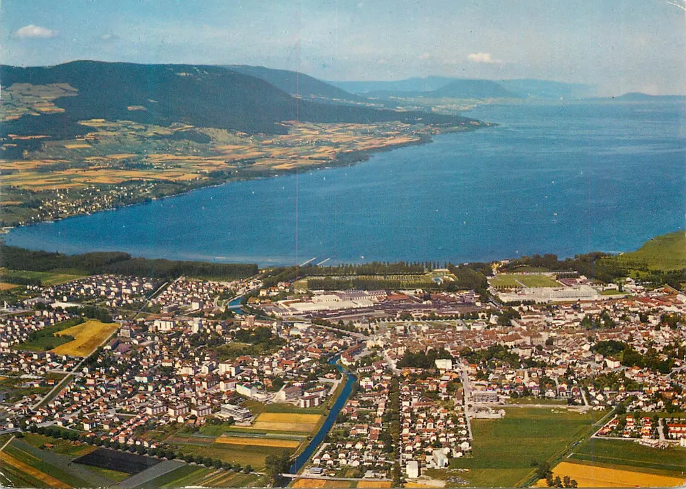 Yverdon und See von Neuchâtel — Luftbild — Colophoto Edition Deriaz-Baladmes n°12346 - Vorderseite