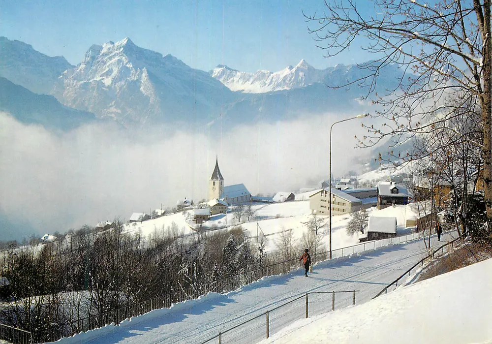 Amden (SG) — Curlo com a Glarnerberge — foto GROSS St.Gallen O St.Fiden - Frente