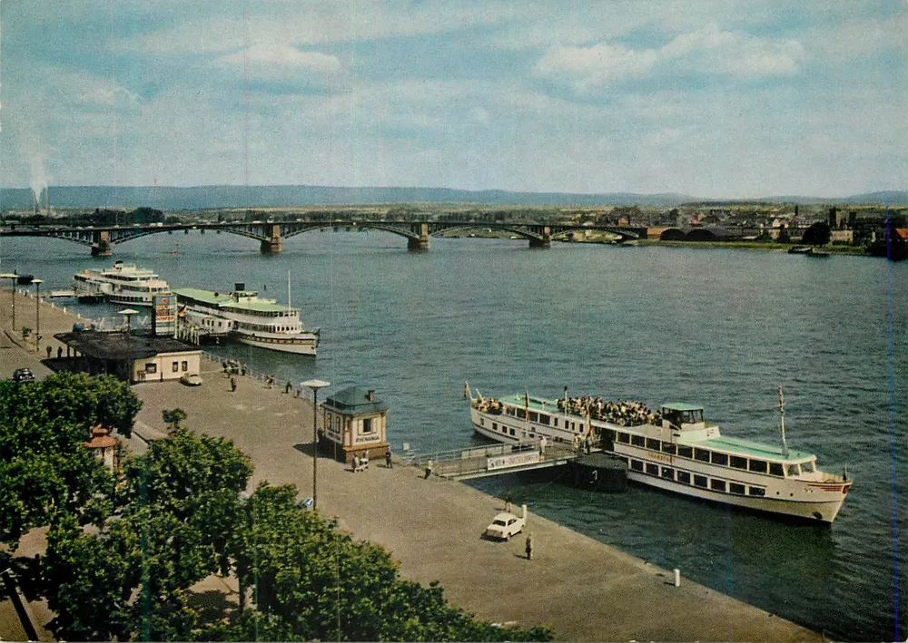 Mainz am Rhein — vista do rio Reno em direção ao Taunus — Mez - Frente