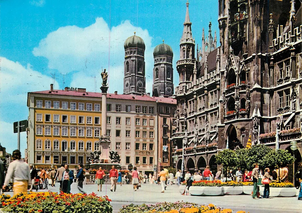 München - Marienplatz mit Marie-Säule, Kathedralentürmen und Rathaus — Verlag A. u. Nr. 25 - Vorderseite