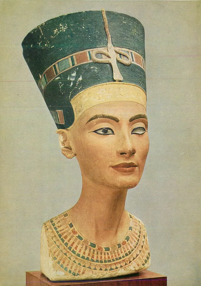 Busto da rainha Néferteti — Tell-el-Amarna, ca. 1370 a.C. — Stiftung Preußischer Kulturbesitz, Berlin-Dahlem, n° 233 - Frente