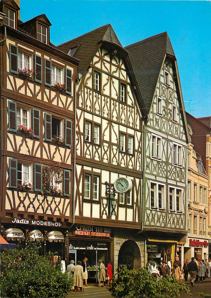 Viejas casas de madera entrelazada en el Hauptmarkt — Trier — Bild-Druck & Verlag GmbH - Anverso