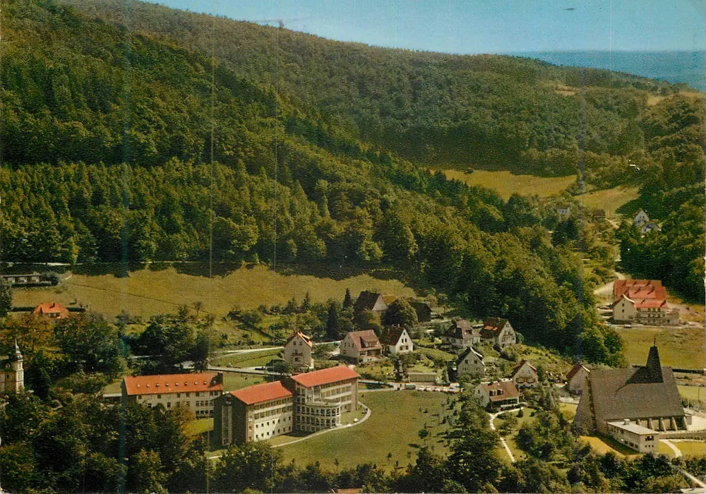 Kneipp-Heilbad Bad Lauterberg im Harz — vista panorâmica do vilarejo e da floresta — editor Fede Absender mit Postleitzahl - Frente