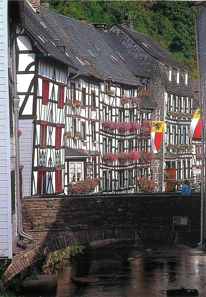 Monschau – Montjoie – Parte an der Rur — Fotografia de casas com colmeias — editor Fotokunstverlag F.G. Zeitz KG, n° FK 2595 - Frente