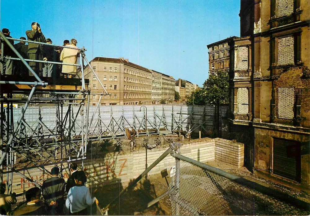 Berlin - Bernauer Straße — local de construção com andaimes e grafite — Herst. u. Verlag Schöning & Co + Gebrüder Schmidt - Frente