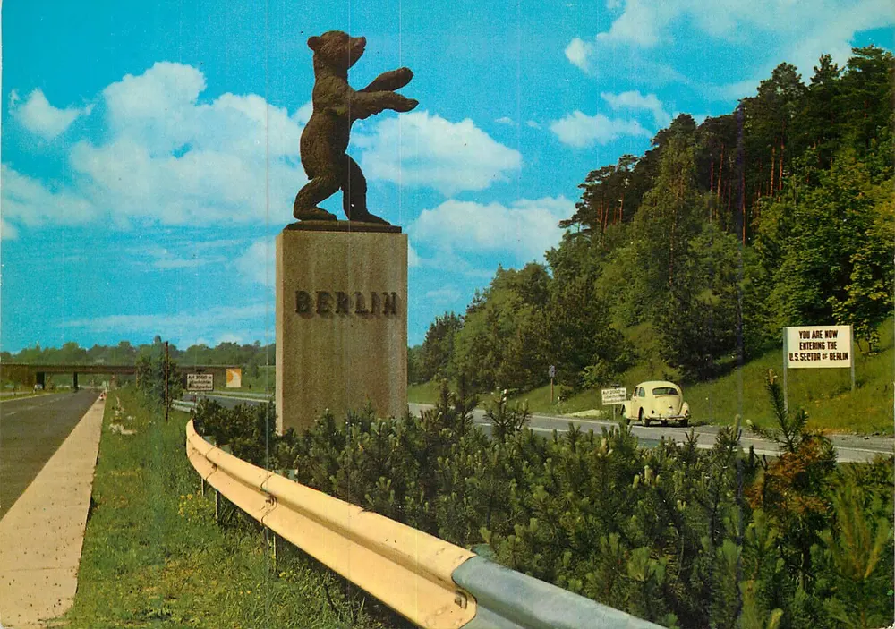 Berlim — Entrada no setor americano — estátua do urso — editor Andres + Co Verlag Berlim - Frente