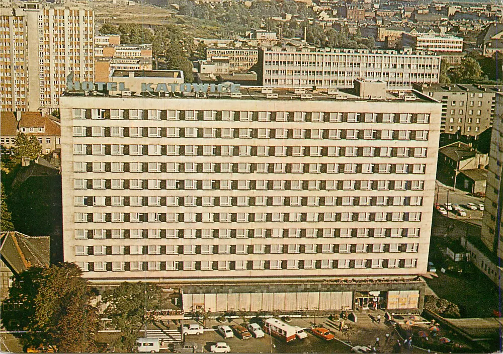 Hotel Katowice — Katowice, Polônia — fotógrafo J. Rosikon - Frente