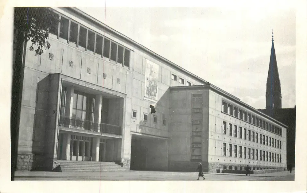 Palace of Youth im. B. Bieruta — Stalino — publisher Foto-Wydawnictwo Polskiego Towarzystwa Turystyczno-Krajoznawczego - Front