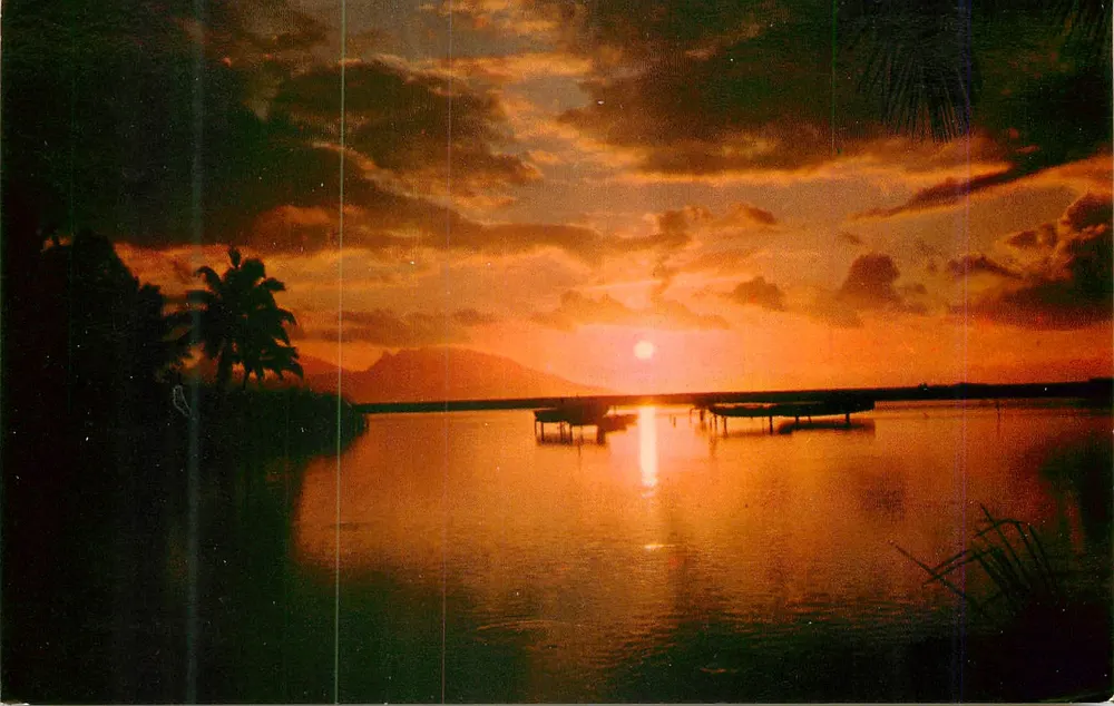 Baía tropical iluminada por um magnífico pôr do sol — Tahiti, editor Afo Giau, série C15132 - Frente