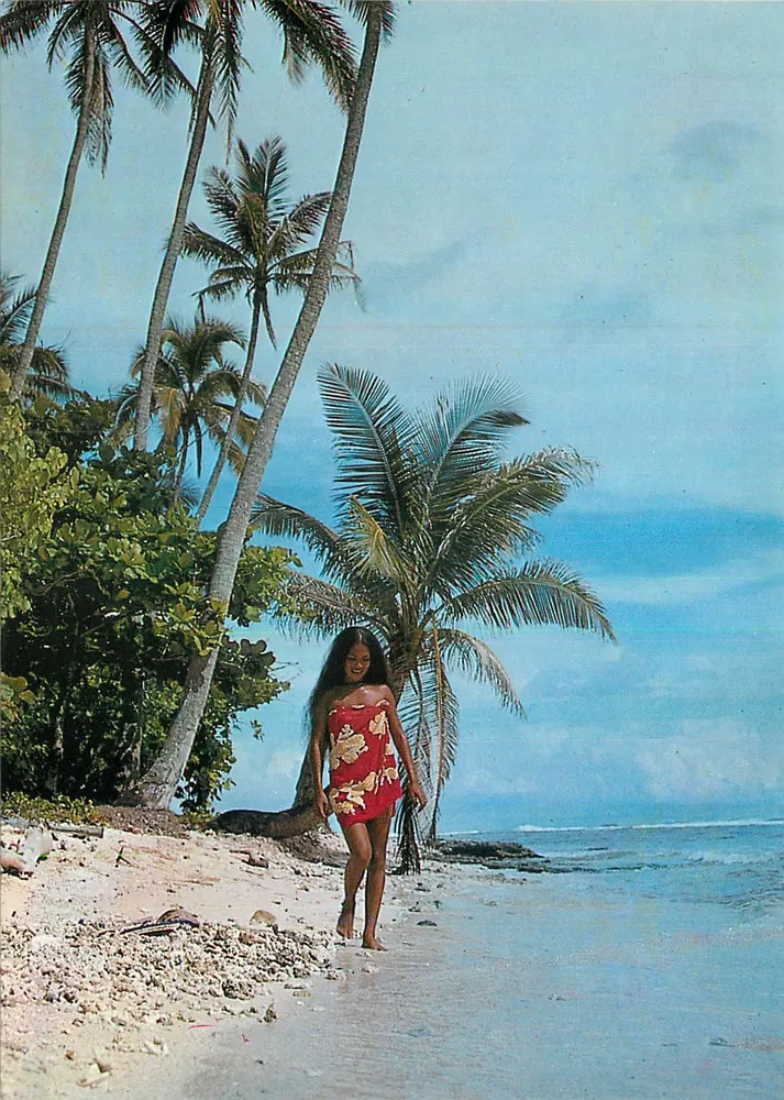 Mulher em vestido vermelho na praia tropical — Polinésia — Foto: Teva, editada por Pacific Promotion Tahiti, n°18 - Frente