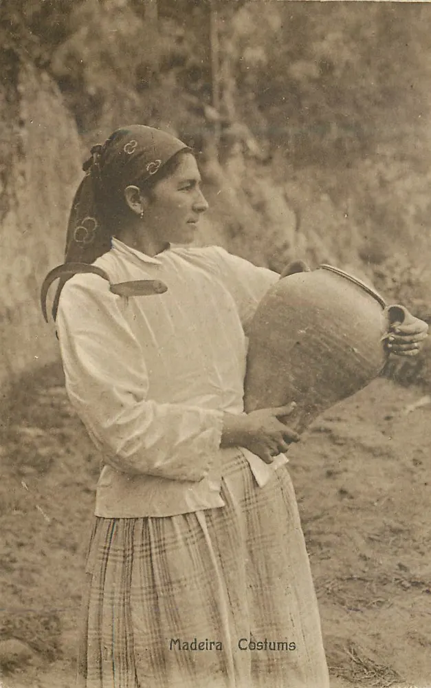 पारंपरिक वेशभूषा में एक महिला — मेडीरा — एडिटर अज्ञात, श्रृंखला संख्या अदृश्य - आगे