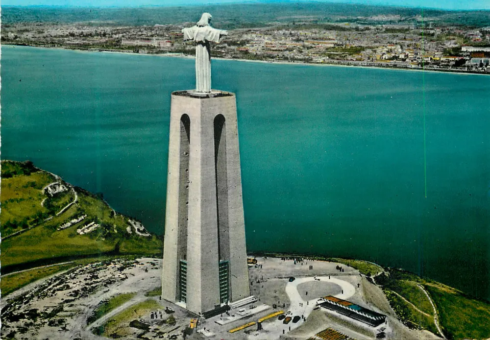 क्रिस्टो रेई के स्मारक — अलमाडा — पुर्तगाल टूरिस्टिको - आगे
