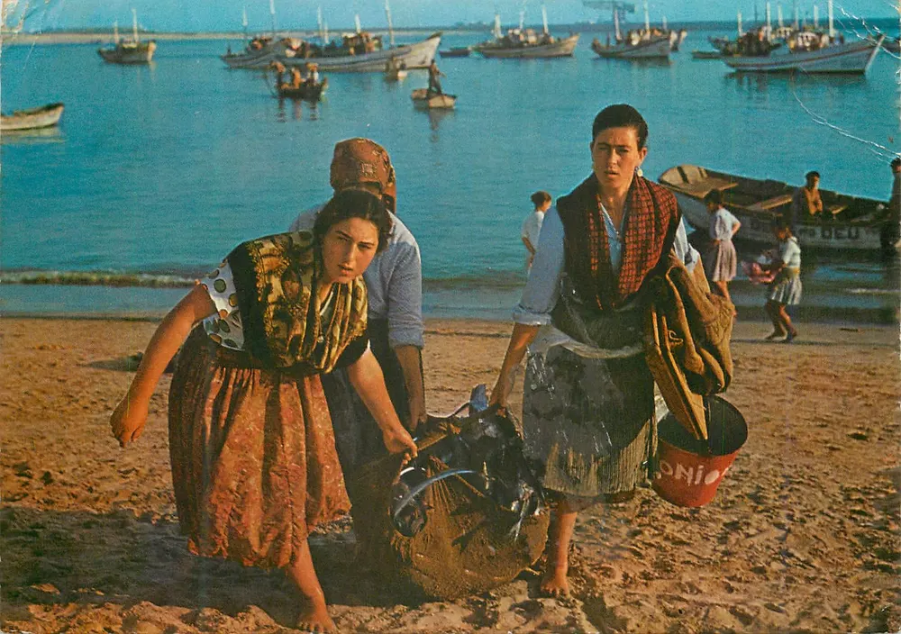 Póvoa de Varzim — pescadores com sua pesca — editor Mod. 770 Pr. - Frente