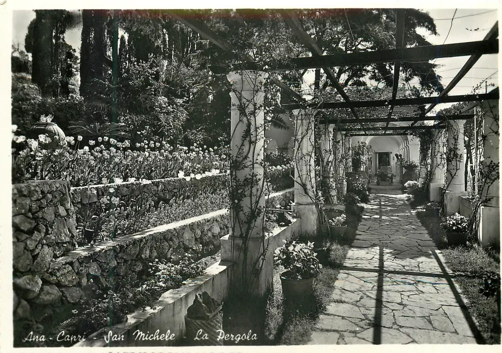 Ana-Capri - San Michele - La Pergola — uitzicht op tuin met pergola en geplaveide weg - Voorkant