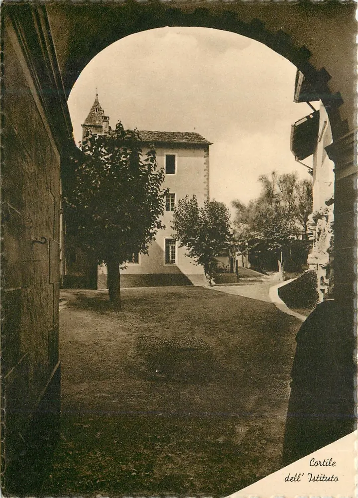 संस्थान की गलियारा — एक बड़े आर्क के माध्यम से देखा — Édizioni Marconini, Genova - आगे
