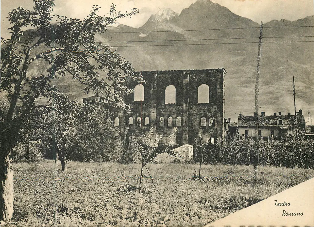 Teatro Romano — ruínas antigas na montanha — editor não identificado - Frente