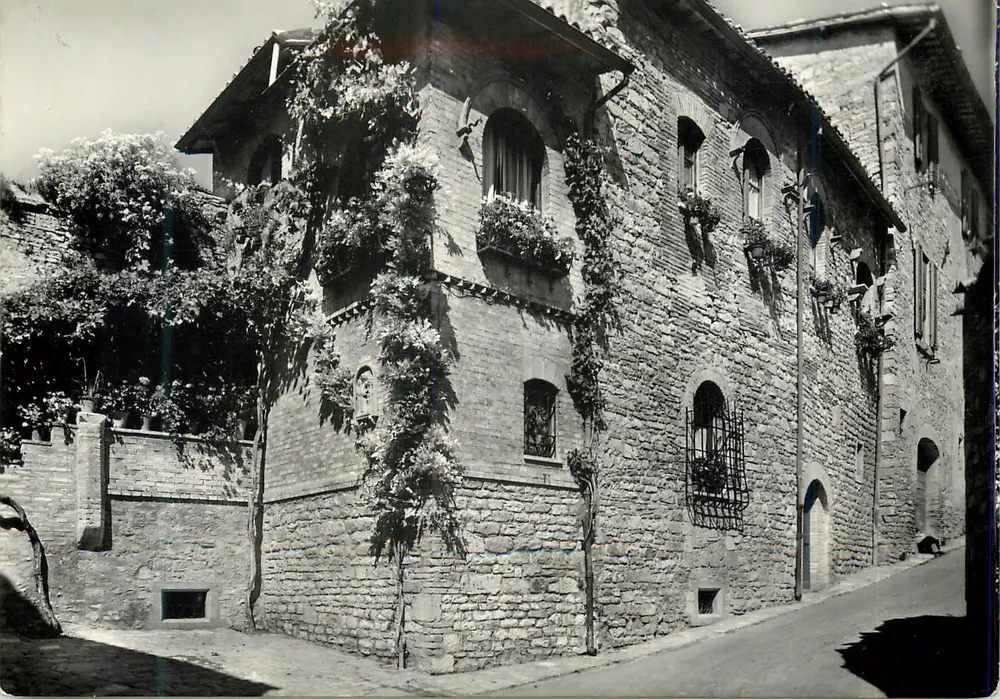 Assisi — Blütenreiche Balconaden in der Rue G. De Martino — Verlag D.A.C.A. Nr. 510 - Vorderseite