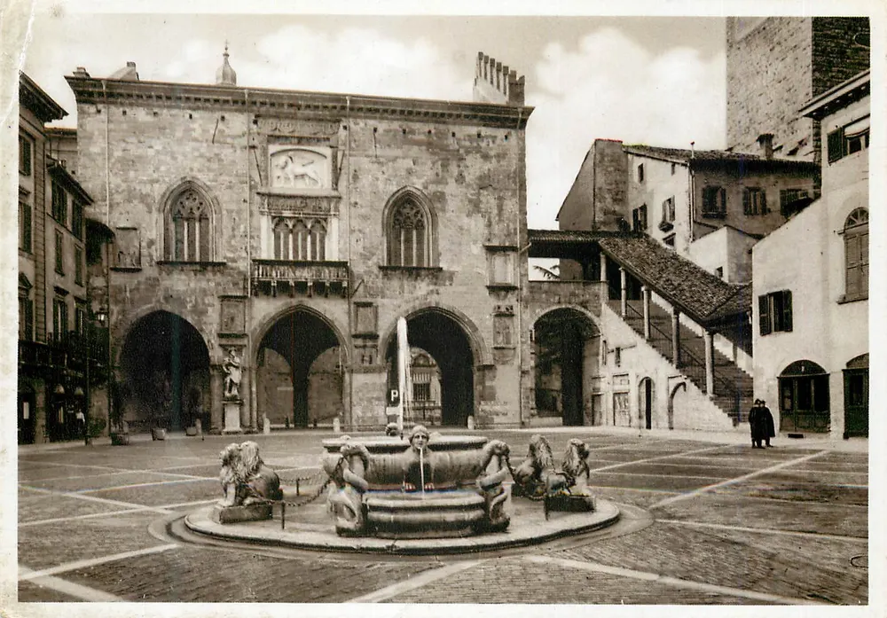 Bergamo Alta — Ancient Fountain in Piazza Vecchia — Publ. A. Cittadini - Front