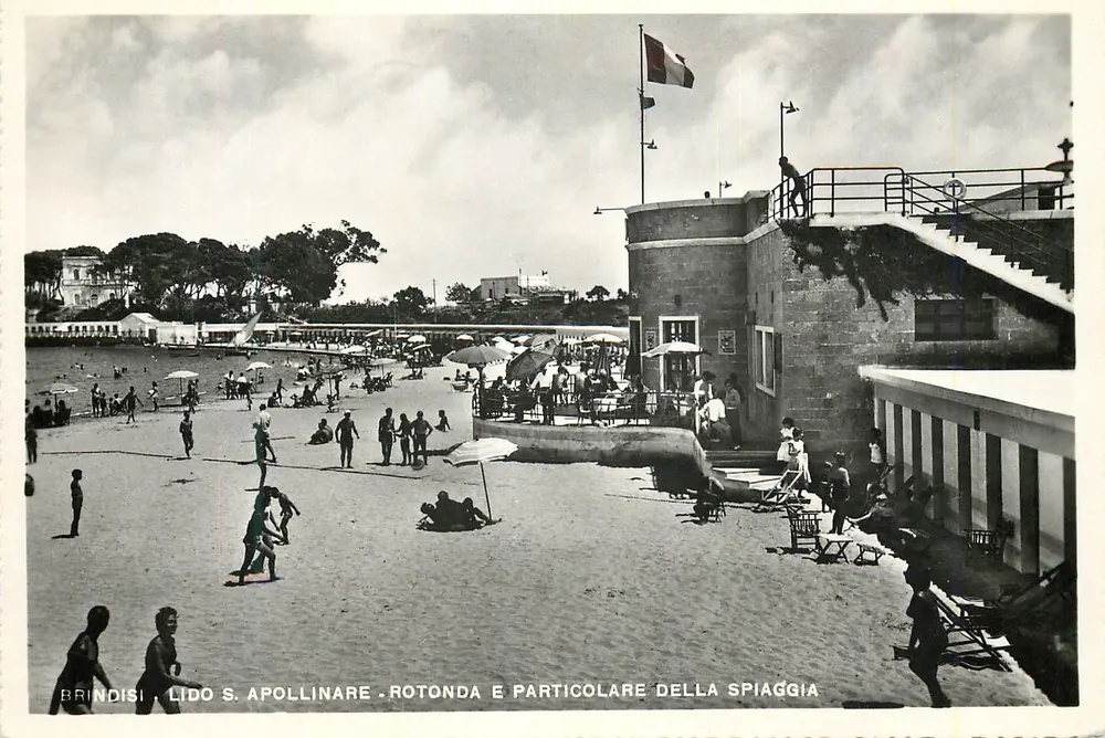Brindisi, Lido S. Apollinare - Rotonde e particular da praia - Frente