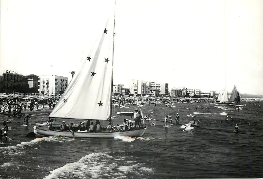 कैटोलिका — समुद्र से तट और होटलों का दृश्य — एफ. ली मेंगिनी, संख्या 115 - आगे