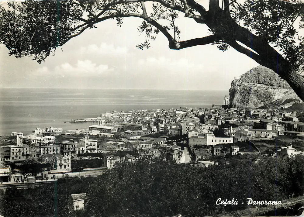 Cefalù - Panorama — vista panorâmica desde uma árvore, editor A. Varzi, n° 31484 - Frente