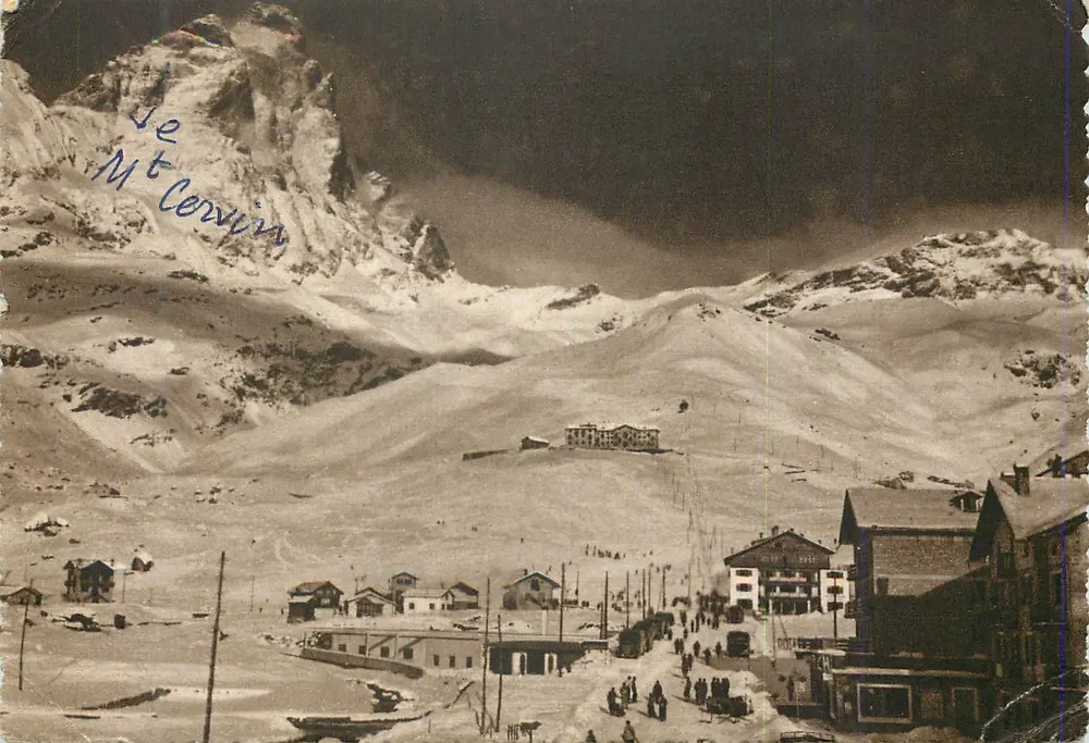 Le Mt Cervin — vue panoramique enneigée avec village et bâtiment au pied du mont — éditeur Ediz. A. Fot. Mariani - Cervinia - Frente