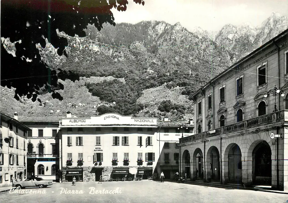 Chiavenna - Piazza Bertacchi — Hotel Engadina Nazionale e edifício da prefeitura — Ed. Rls. Palarola - Frente