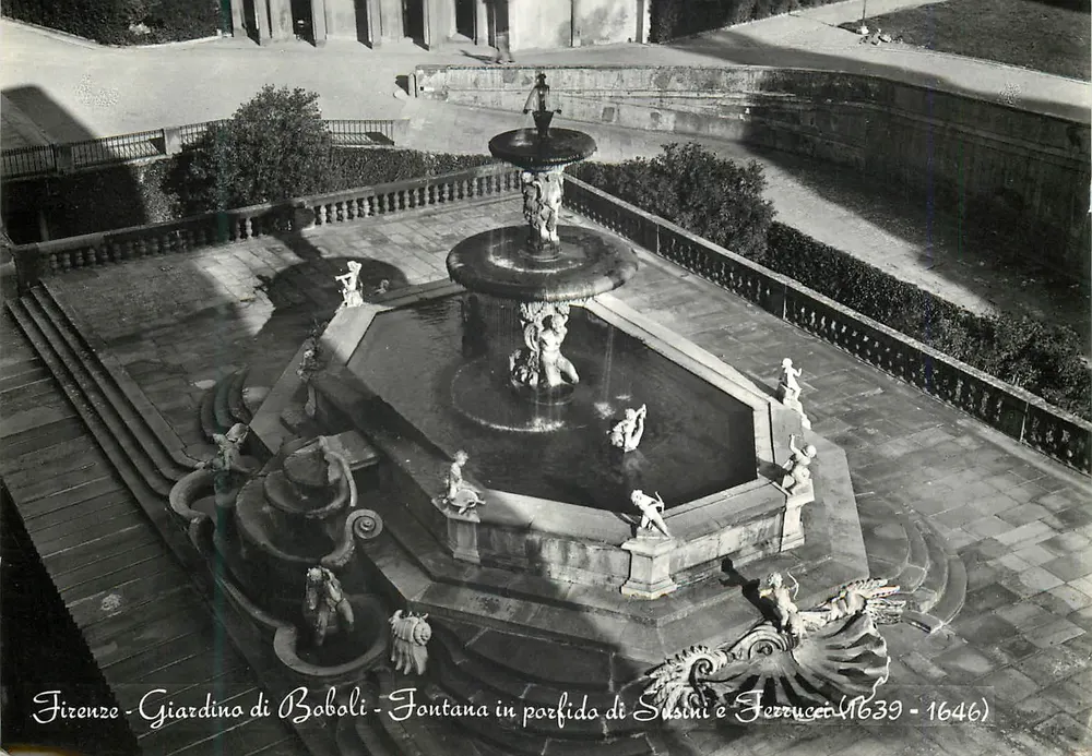 Firenze - Giardino di Boboli - Fontana in porfido di Susini e Ferrucci (1639-1646) - Recto