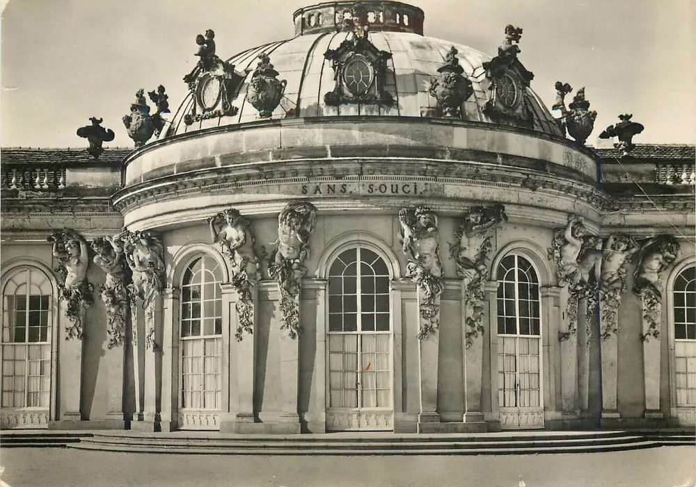 Sanssouci Palace — Central Building — Publisher: VEB Bild und Heimat Reichenbach i.V. - Front