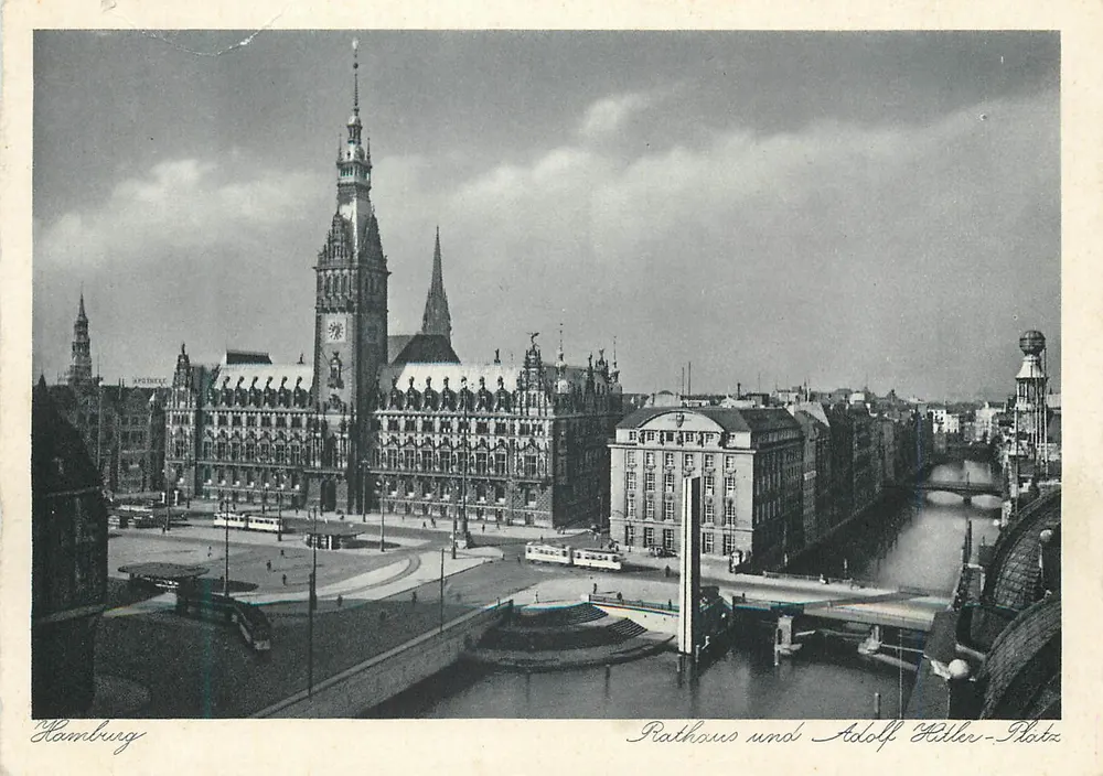Hamburg — Rathaus und Adolf-Hiller-Platz — Georg Stilike, Nr. 9236 - Frente