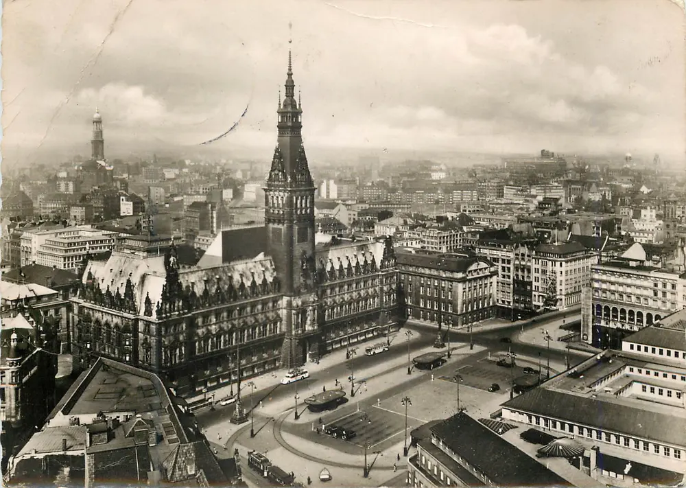 Hamburg — vue aérienne du Rathausmarkt avec le Rathaus — éditeur Erich Photography, série 310 - Anverso