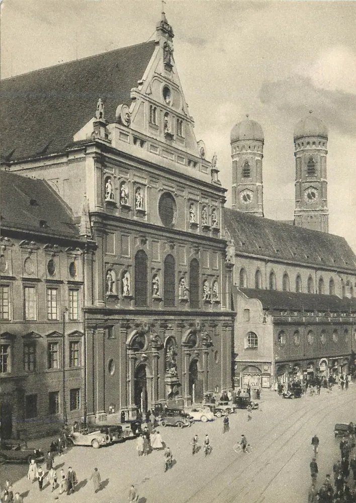Antieke ansichtkaart van München — Kaufingerstraße met de Sint-Michaelskerk, Augustinerstock en vrouwenkloostertorens — Adolph Kaiser, T12 - Voorkant