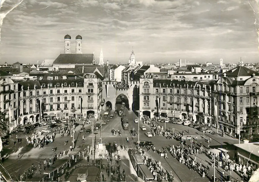Munich - Karlsplatz — vue panoramique avec la Marienplatz et la Frauenkirche — éditeur Hans Andres Verlag - Frente