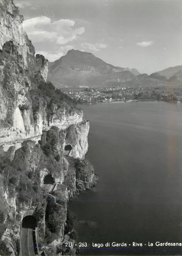 Lago di Garda - Riva - La Gardesana — vista da estrada encaixada nas falésias — série 211-263 - Frente