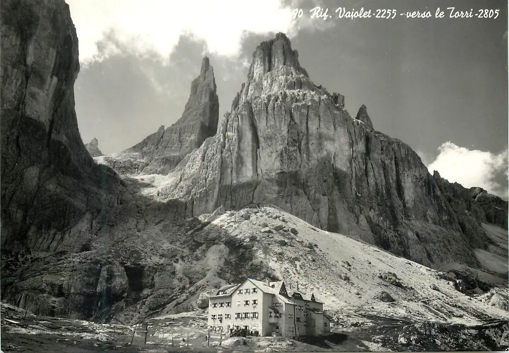 Ref. Vajolet-2255 — rumo ao Torri-2805 — vista das Dolomitas - Frente